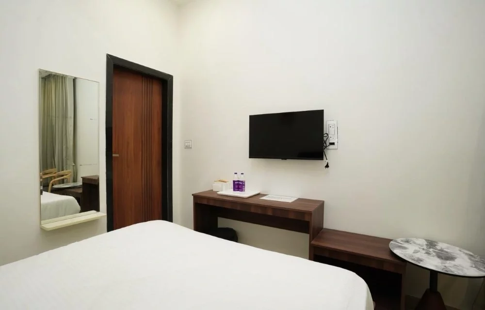 Deluxe Rooms With Ramoji Film City View at Hotel Aikaa